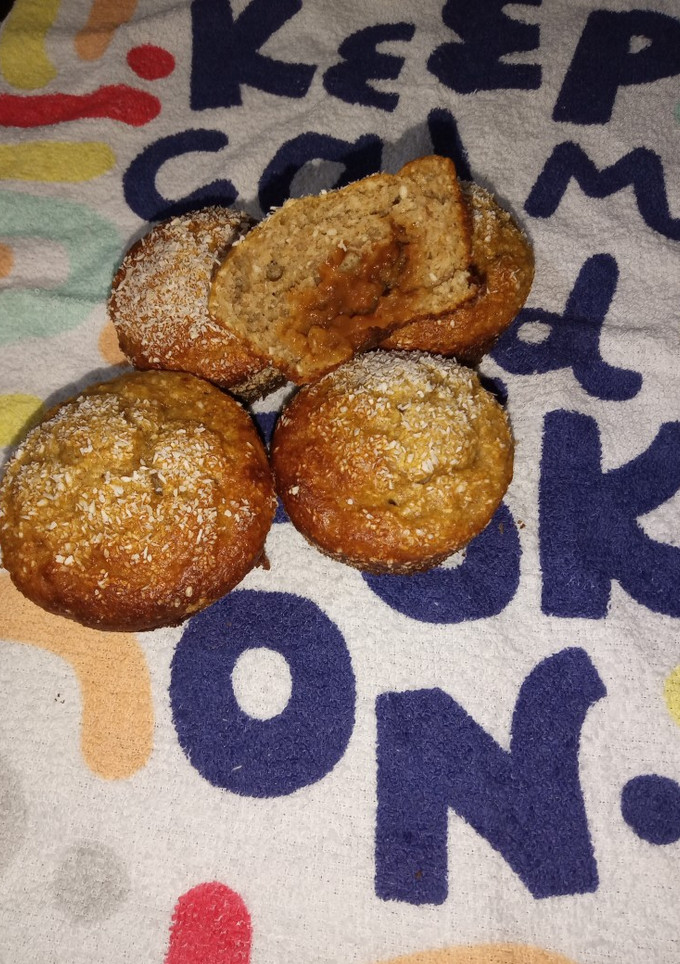 Una foto de Muffins de banana con coco y dulce de leche