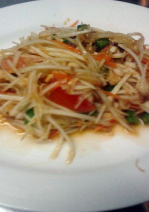 A picture of green papaya saladsom tam thai.