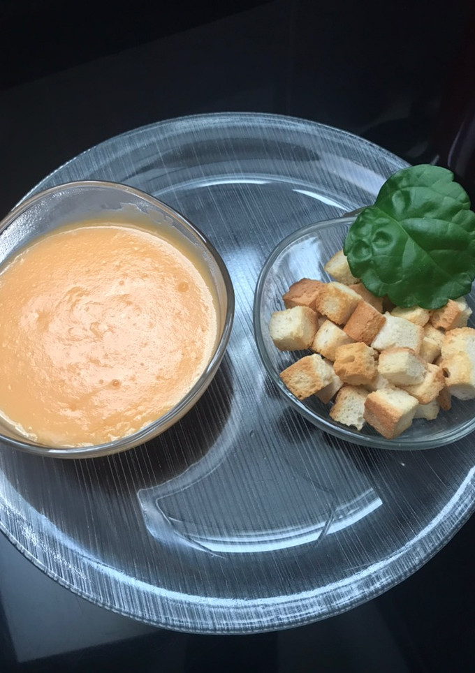 Una foto de Cremita de verduras 🌶 🥔 🥕 con picatostes