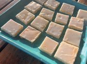 Una foto de brownie de limón
