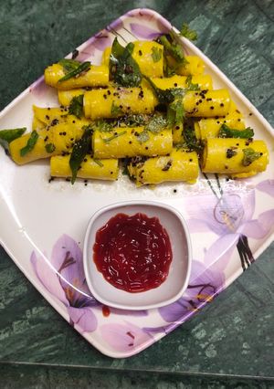 A picture of Khandvi.
