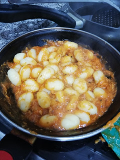 Una foto de Ñoquis con atún y tomate