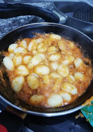 Una foto de Ñoquis con atún y tomate