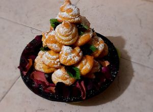Una foto de Croquembouche