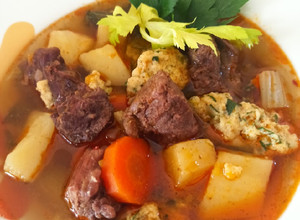 Marhagulyás leves, zabpehelylisztes, zöldséges nokedlivel recept fotója