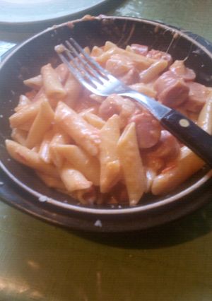 Una foto de Riquísimo macarrones con salchicha con ese toque gourmet