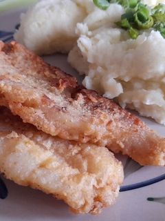Una foto de Merluza frita con harina de garbanzo