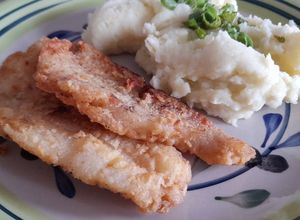 Una foto de Merluza frita con harina de garbanzo