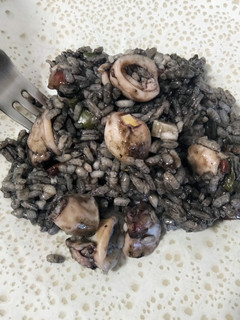 Una foto de Arroz albinegro fácil