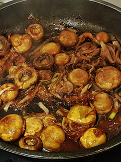Una foto de Champiñones salteados con Cebolla Fresca y Soja dulce