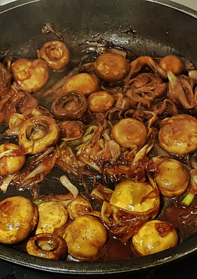 Una foto de Champiñones salteados con Cebolla Fresca y Soja dulce