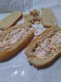 Pan relleno con queso crema, jamón, etc