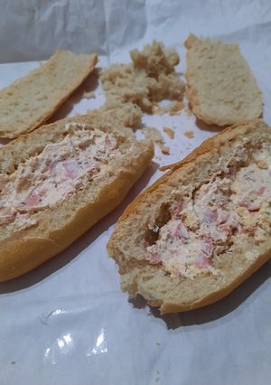 Una foto de Pan relleno con queso crema, jamón, etc