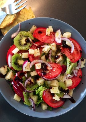 Foto principal de Ensalada con kiwi, queso y cebolla morada #fastgood 😊