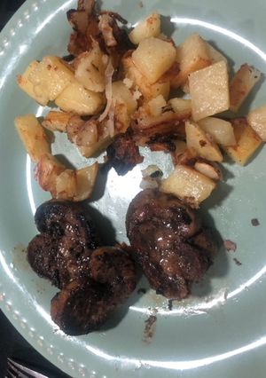 Una foto de Riñones a la mostaza y miel con papas al horno