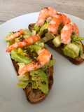 Bruschetta endibia-aguacate-gambas