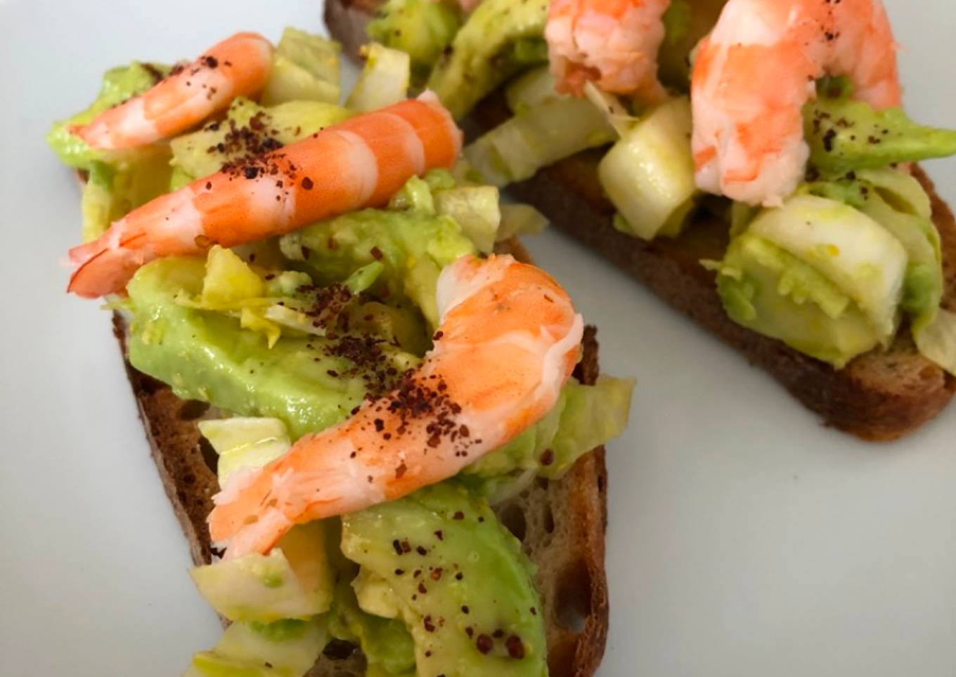 Bruschetta endibia-aguacate-gambas