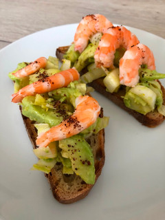 Una foto de Bruschetta endibia-aguacate-gambas