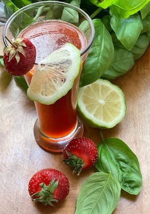 Une photo de 🍋Jus 🥤fraises 🍓🌿basilic 🍃