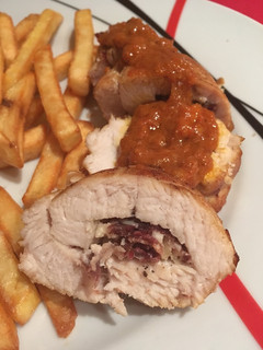 Una foto de Solomillo de pavo relleno con jamón y queso y salsa de verduras