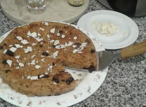 Una foto de Torta de plátano macho, con coco y pasas de uvas!