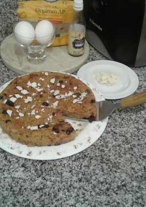 Una foto de Torta de plátano macho, con coco y pasas de uvas!