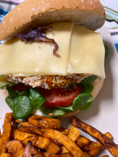 Una foto de Hamburguesa de calabaza y patatas de boniato
