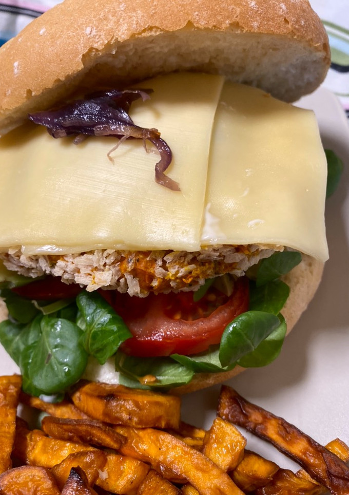 Una foto de Hamburguesa de calabaza y patatas de boniato