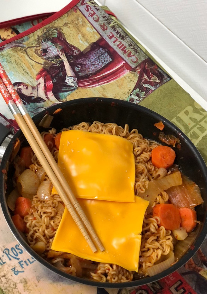 Una foto de Yakisoba con aceite de sésamo