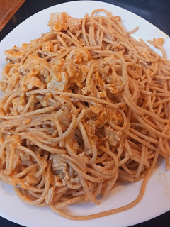 Una foto de Espaguetis con pollo cremoso