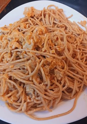 Una foto de Espaguetis con pollo cremoso