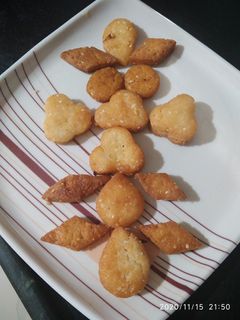 मैदे की मीठी मठरी (maide ki meethi mathri recipe in Hindi) रेसिपी मुख्य फोटो
