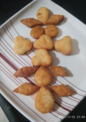 मैदे की मीठी मठरी (maide ki meethi mathri recipe in Hindi) रेसिपी मुख्य फोटो