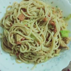 A picture of Creamy chicken chow mein.