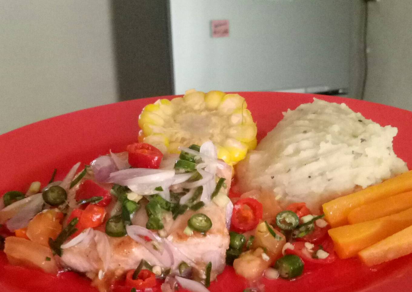 Salmon sambal matah dengan mashed potato