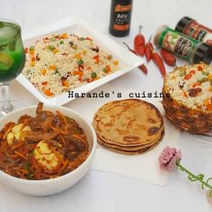 A picture of Pineapple rice with shredded chicken sauce.