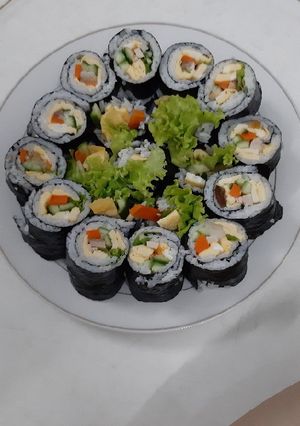 Hình của món Cơm cuộn xứ kim chi.