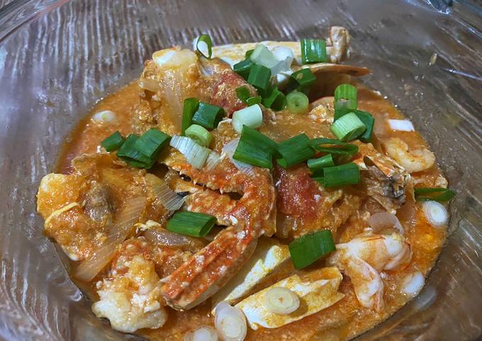 Kepiting rajungan dan udang saus padang