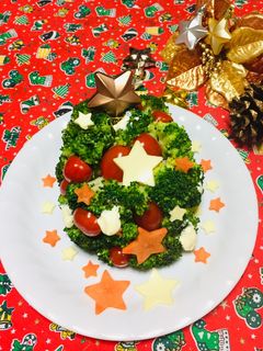 Una foto de Ensalada navideña con vegetales en forma de arbolito!
