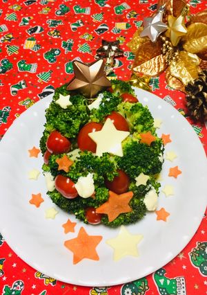 Una foto de Ensalada navideña con vegetales en forma de arbolito!