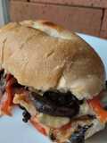Sándwich🧅🥖🌶️de champiñones con pimiento, cebolla y salsa bbq🧀🍯🍄