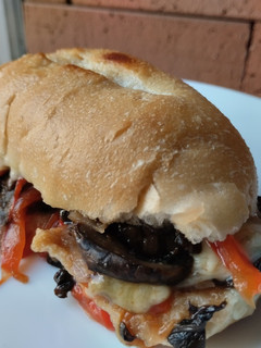 Una foto de Sándwich🧅🥖🌶️de champiñones con pimiento, cebolla y salsa bbq🧀🍯🍄