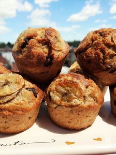 Una foto de Muffins de banana ¡Muy fáciles y rápidos! 🍌