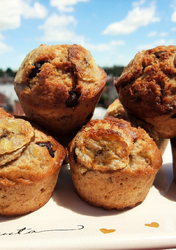 Una foto de Muffins de banana ¡Muy fáciles y rápidos! 🍌
