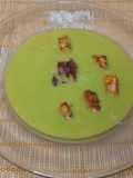 Sopa crema de arvejas con crutones y panceta crocante