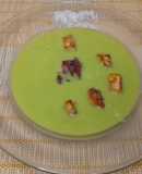 Sopa crema de arvejas con crutones y panceta crocante