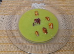 Una foto de Sopa crema de arvejas con crutones y panceta crocante