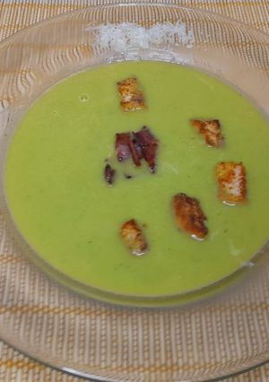 Una foto de Sopa crema de arvejas con crutones y panceta crocante