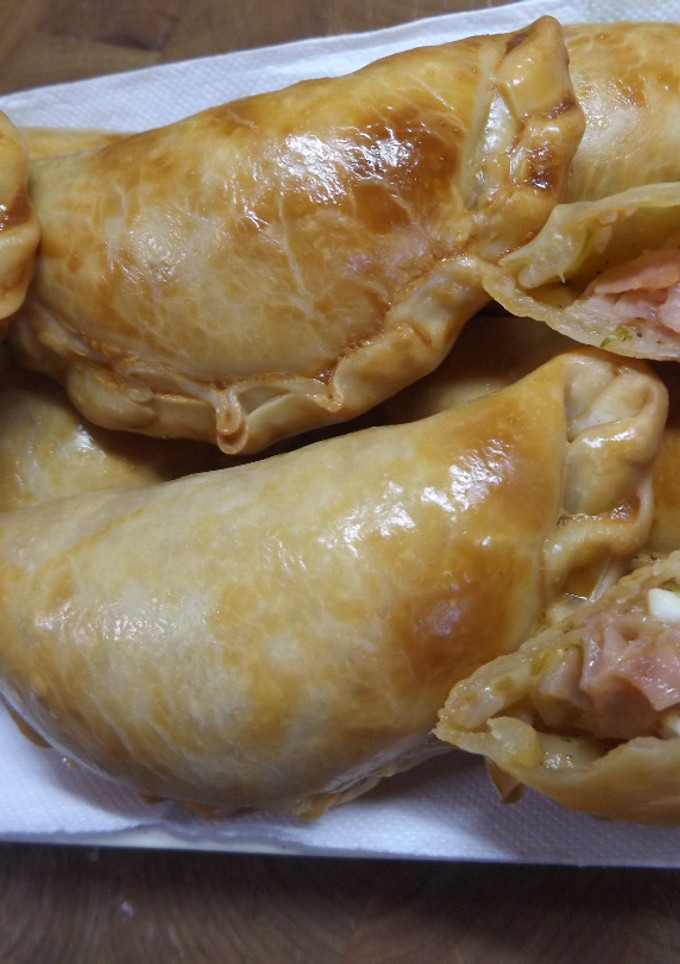 Una foto de Empanadas de jamón, quesos y pimiento morrón, con cominos