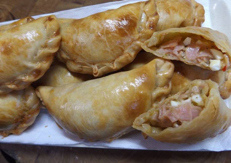 Empanadas de jamón, quesos y pimiento morrón, con cominos